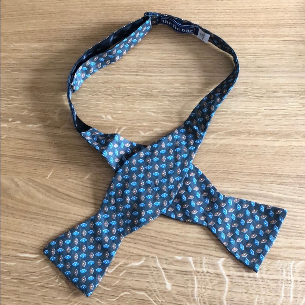 The Tie Bar linen bow tie